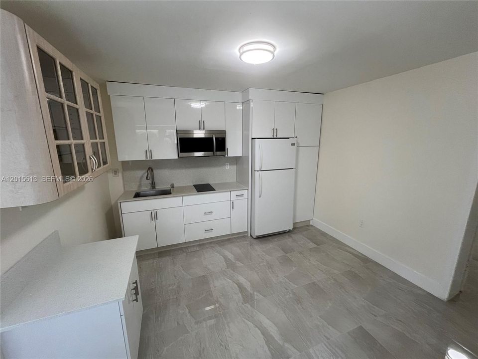 Active With Contract: $2,000 (1 beds, 1 baths, 0 Square Feet)