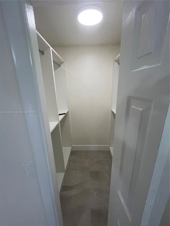Active With Contract: $2,000 (1 beds, 1 baths, 0 Square Feet)