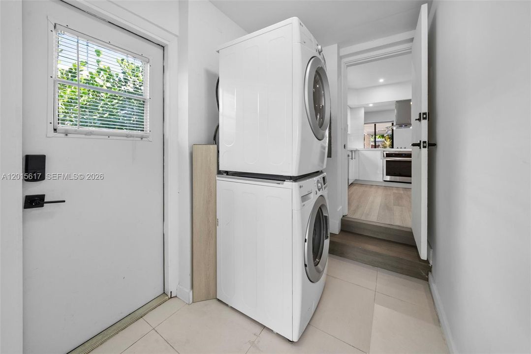Под контрактом: $6,900 (4 спален, 3 ванн, 2200 Квадратных фут)