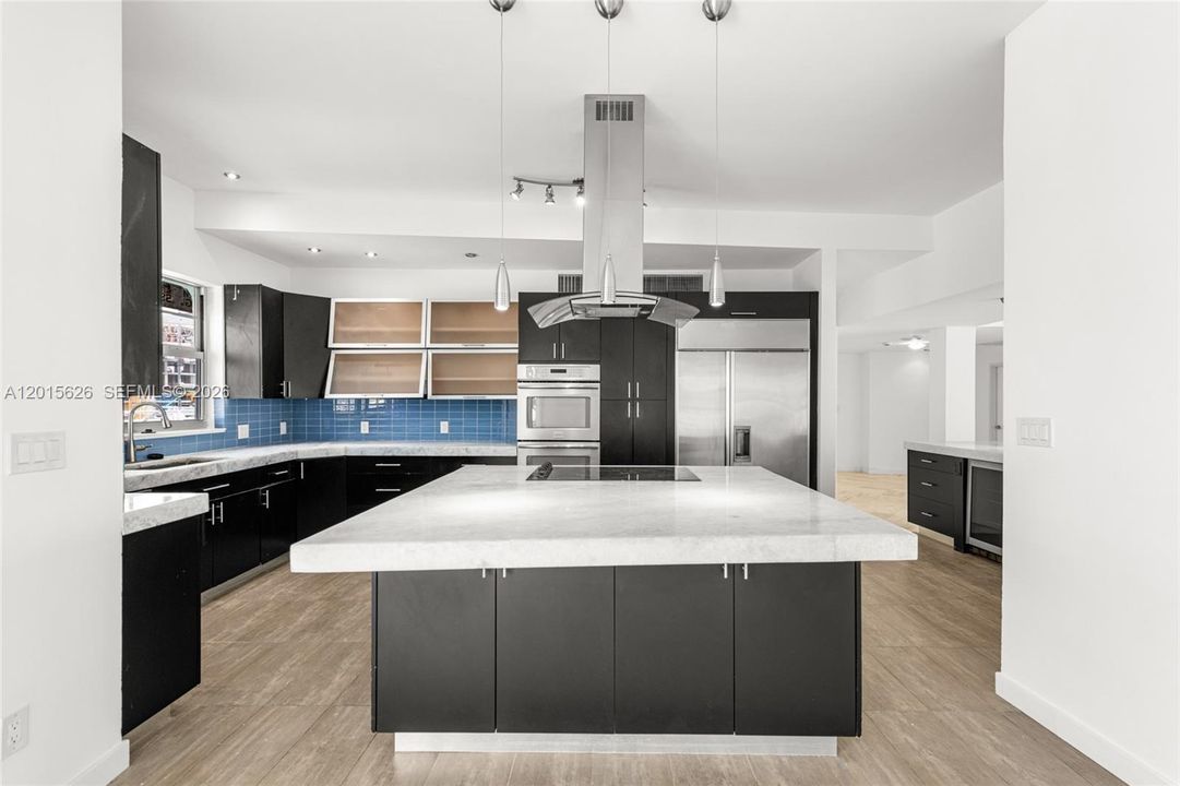 For Sale: $3,890,000 (5 beds, 6 baths, 6584 Square Feet)