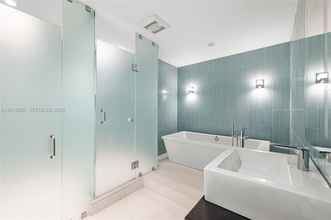 For Sale: $3,890,000 (5 beds, 6 baths, 6584 Square Feet)