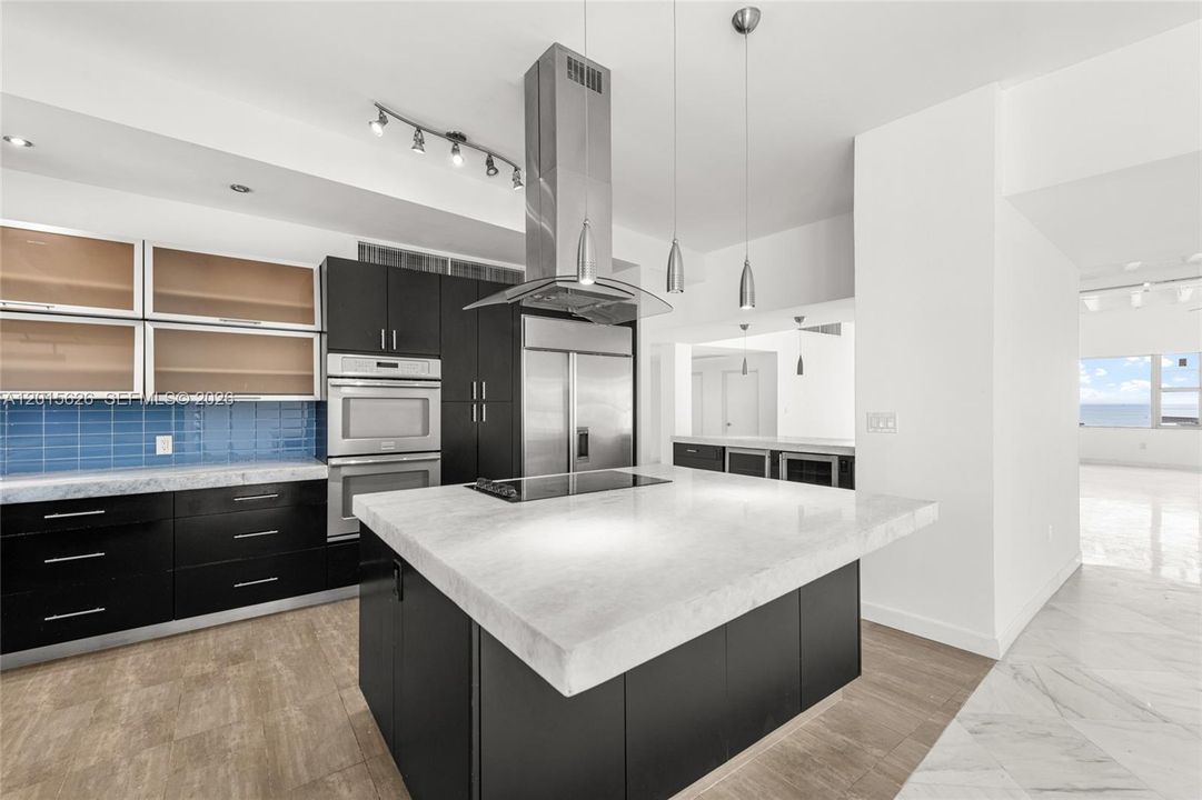 For Sale: $3,890,000 (5 beds, 6 baths, 6584 Square Feet)