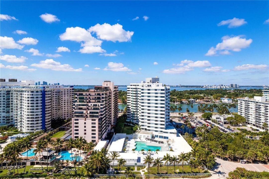 For Sale: $3,890,000 (5 beds, 6 baths, 6584 Square Feet)