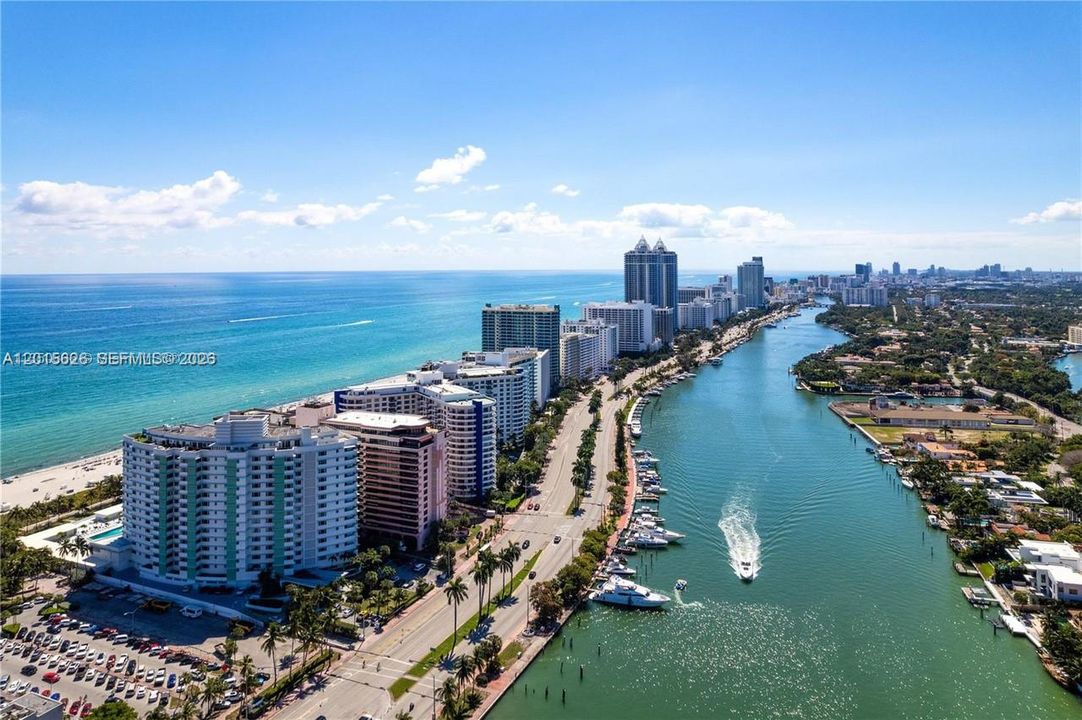 For Sale: $3,890,000 (5 beds, 6 baths, 6584 Square Feet)