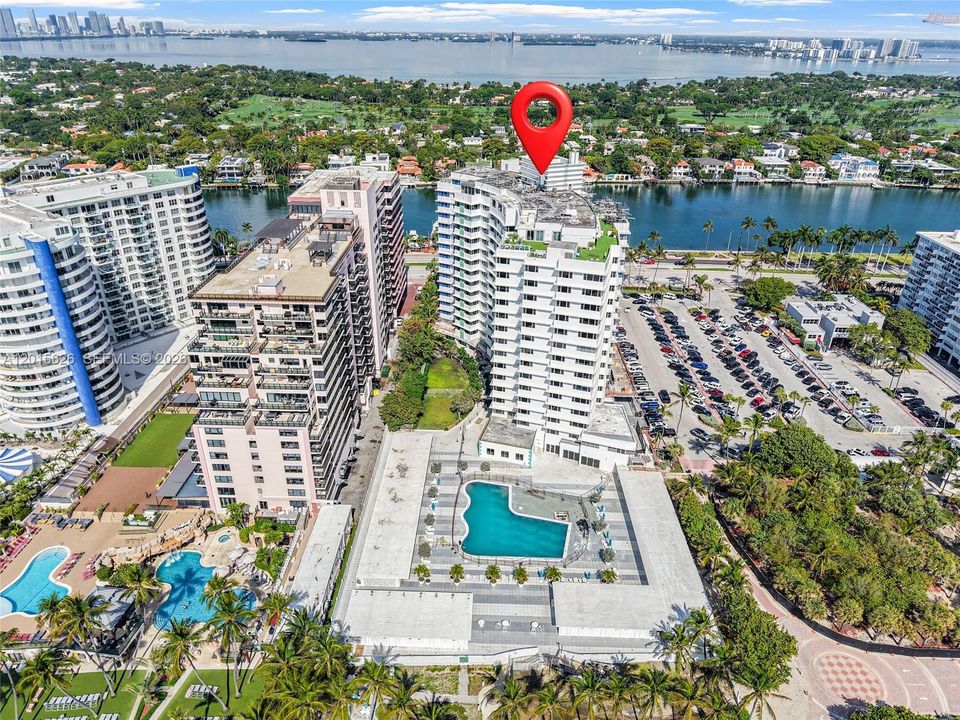 For Sale: $3,890,000 (5 beds, 6 baths, 6584 Square Feet)