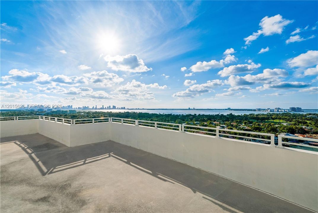 For Sale: $3,890,000 (5 beds, 6 baths, 6584 Square Feet)