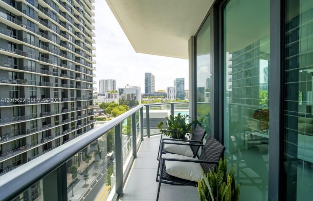 En Venta: $647,900 (2 camas, 2 baños, 1084 Pies cuadrados)