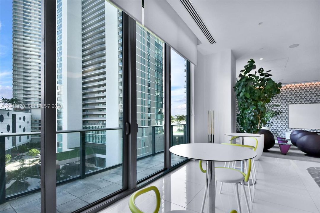 En Venta: $647,900 (2 camas, 2 baños, 1084 Pies cuadrados)