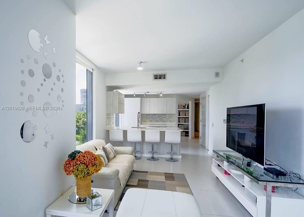 En Venta: $647,900 (2 camas, 2 baños, 1084 Pies cuadrados)