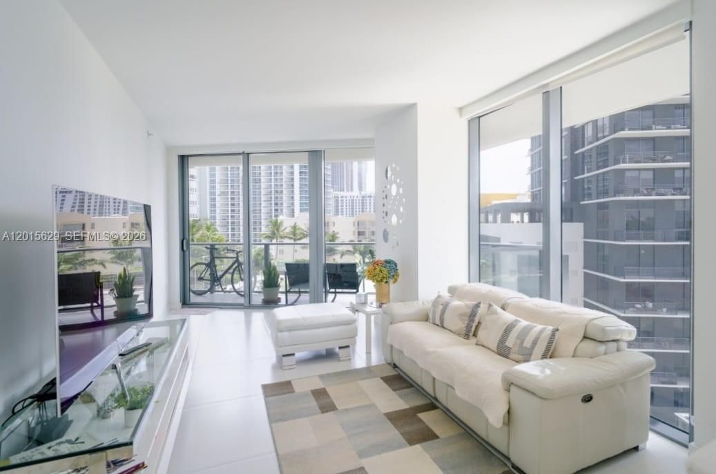 En Venta: $647,900 (2 camas, 2 baños, 1084 Pies cuadrados)