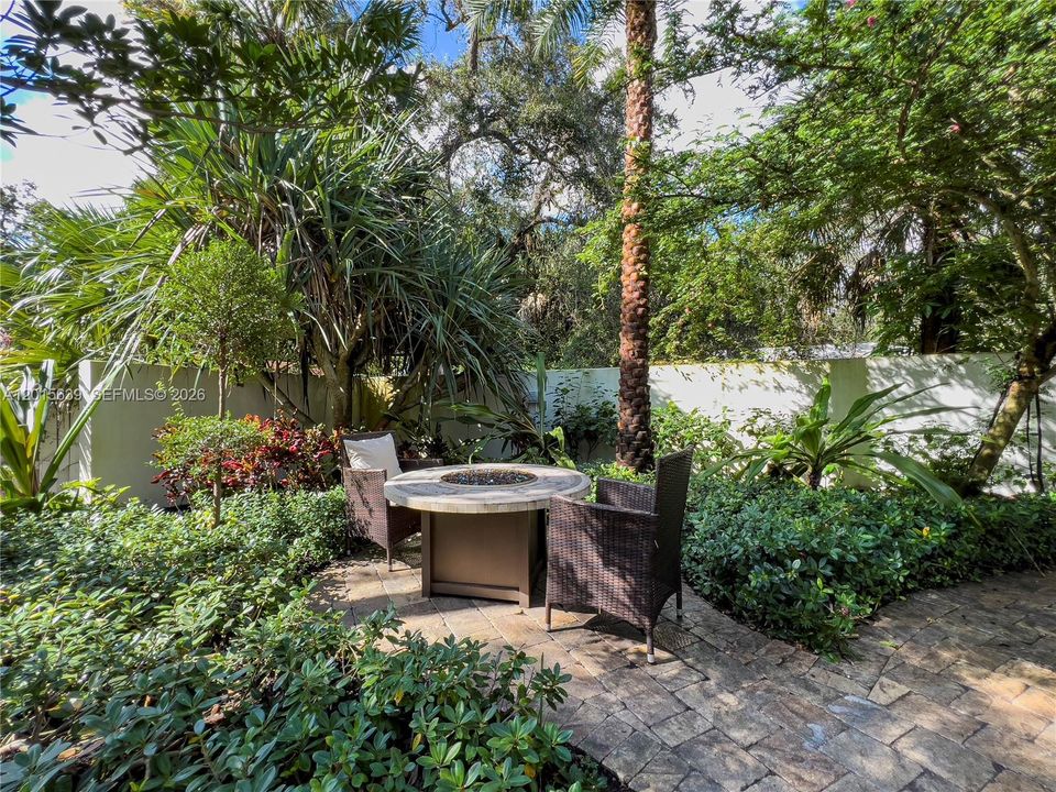 For Rent: $11,500 (6 beds, 3 baths, 3274 Square Feet)