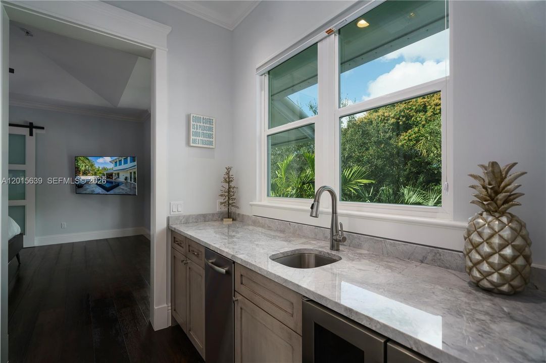 For Rent: $11,500 (6 beds, 3 baths, 3274 Square Feet)