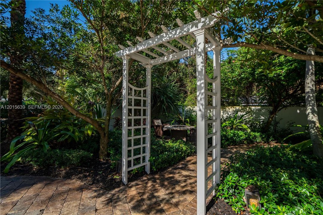 For Rent: $11,500 (6 beds, 3 baths, 3274 Square Feet)