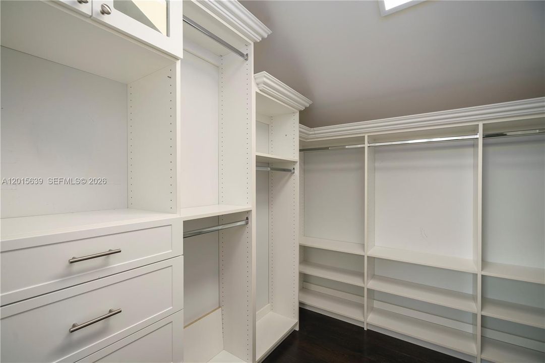 For Rent: $11,500 (6 beds, 3 baths, 3274 Square Feet)
