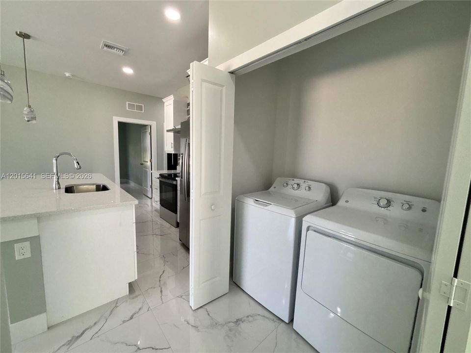 For Rent: $1,800 (3 beds, 2 baths, 1400 Square Feet)