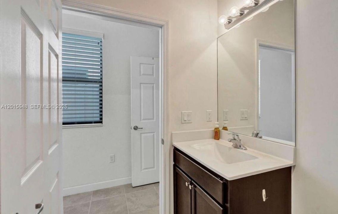 En Venta: $749,999 (4 camas, 3 baños, 2571 Pies cuadrados)