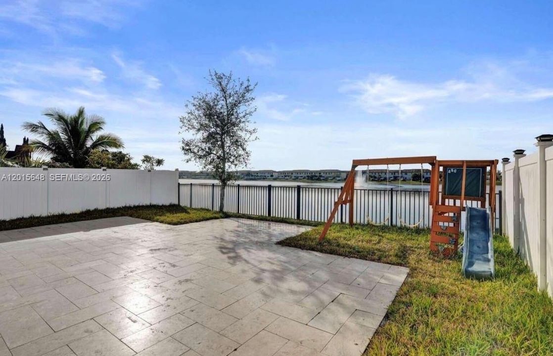 En Venta: $749,999 (4 camas, 3 baños, 2571 Pies cuadrados)