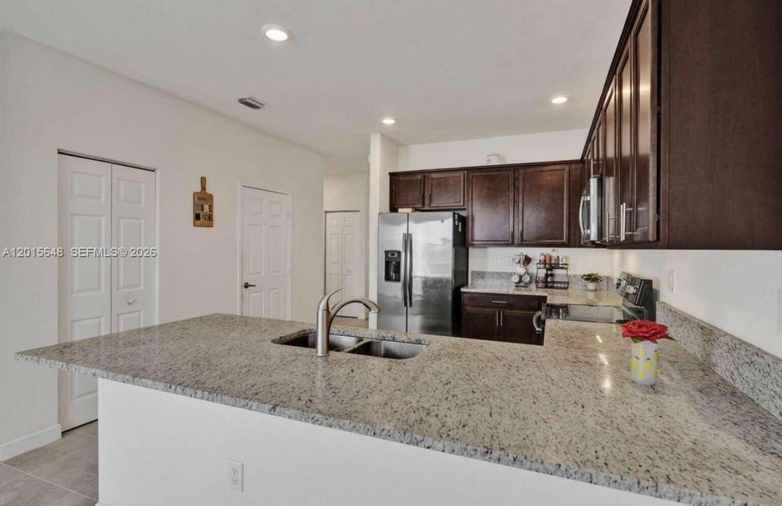 En Venta: $749,999 (4 camas, 3 baños, 2571 Pies cuadrados)