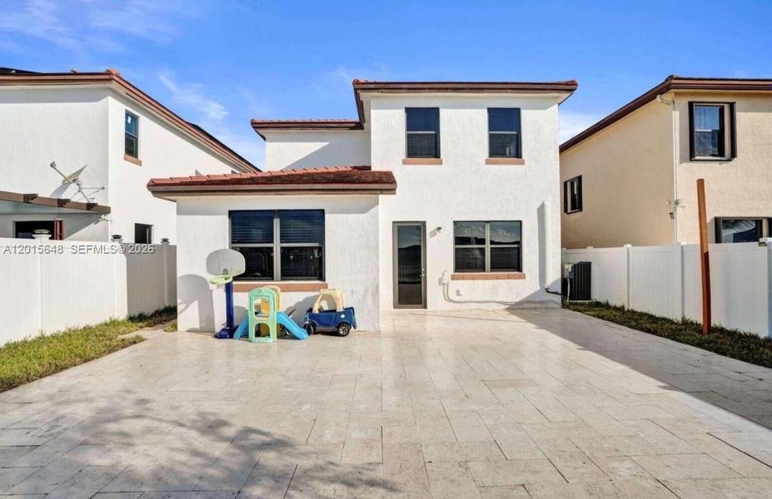 En Venta: $749,999 (4 camas, 3 baños, 2571 Pies cuadrados)