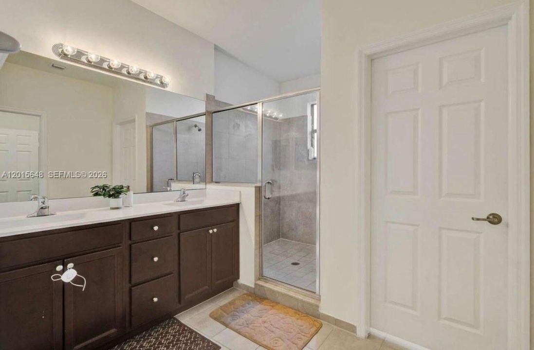 En Venta: $749,999 (4 camas, 3 baños, 2571 Pies cuadrados)