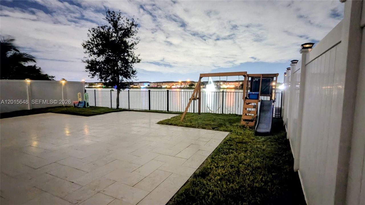 En Venta: $749,999 (4 camas, 3 baños, 2571 Pies cuadrados)