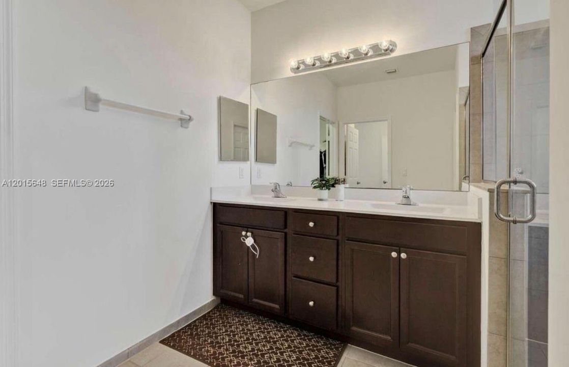 En Venta: $749,999 (4 camas, 3 baños, 2571 Pies cuadrados)