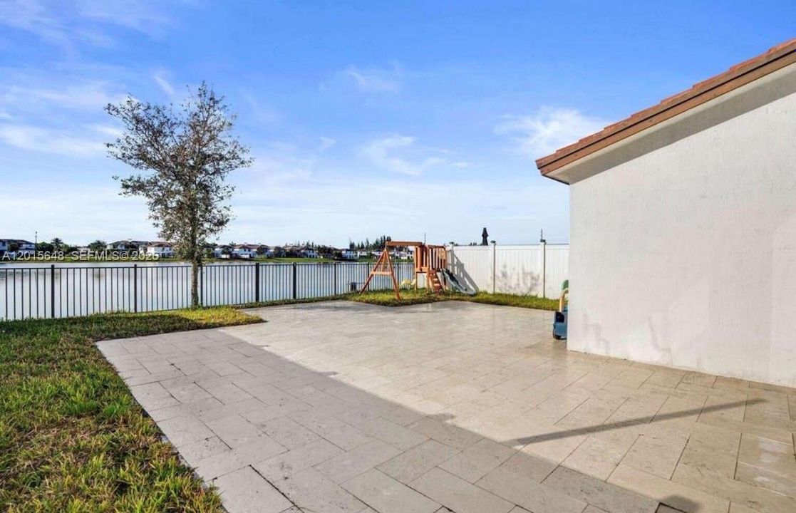En Venta: $749,999 (4 camas, 3 baños, 2571 Pies cuadrados)