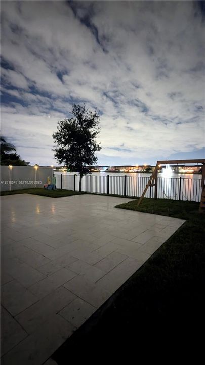 En Venta: $749,999 (4 camas, 3 baños, 2571 Pies cuadrados)