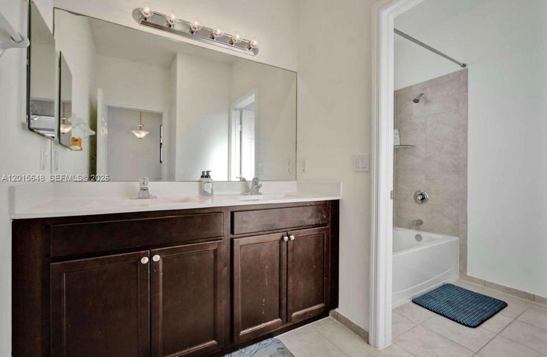 En Venta: $749,999 (4 camas, 3 baños, 2571 Pies cuadrados)