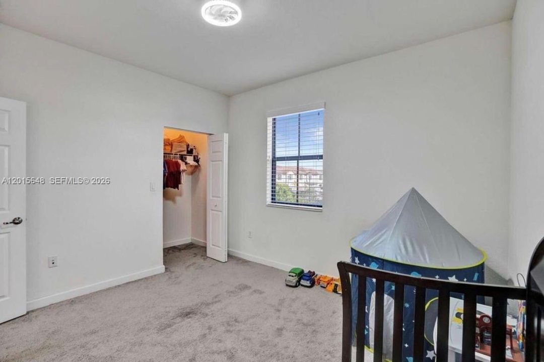 En Venta: $749,999 (4 camas, 3 baños, 2571 Pies cuadrados)