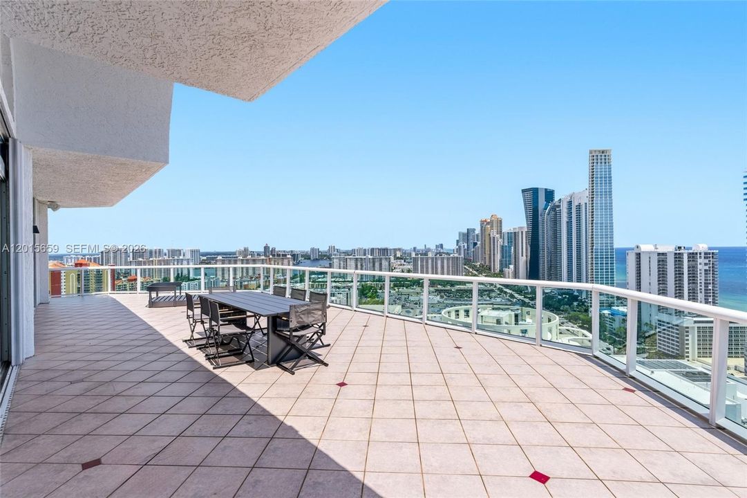 En Venta: $3,150,000 (4 camas, 4 baños, 4150 Pies cuadrados)