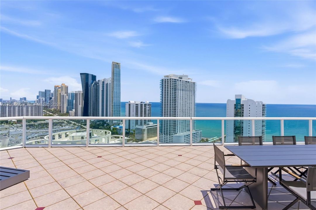 En Venta: $3,150,000 (4 camas, 4 baños, 4150 Pies cuadrados)