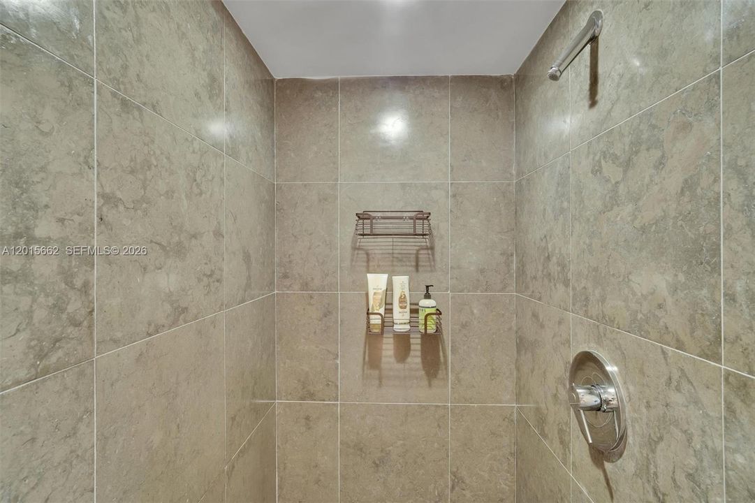 Activo con contrato: $12,000 (2 camas, 2 baños, 1536 Pies cuadrados)