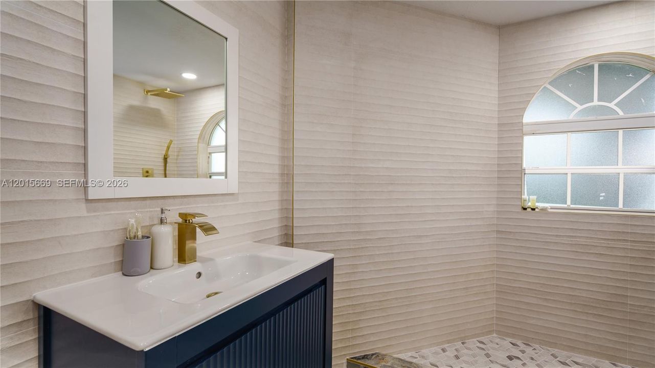 For Rent: $13,995 (9 beds, 5 baths, 4939 Square Feet)