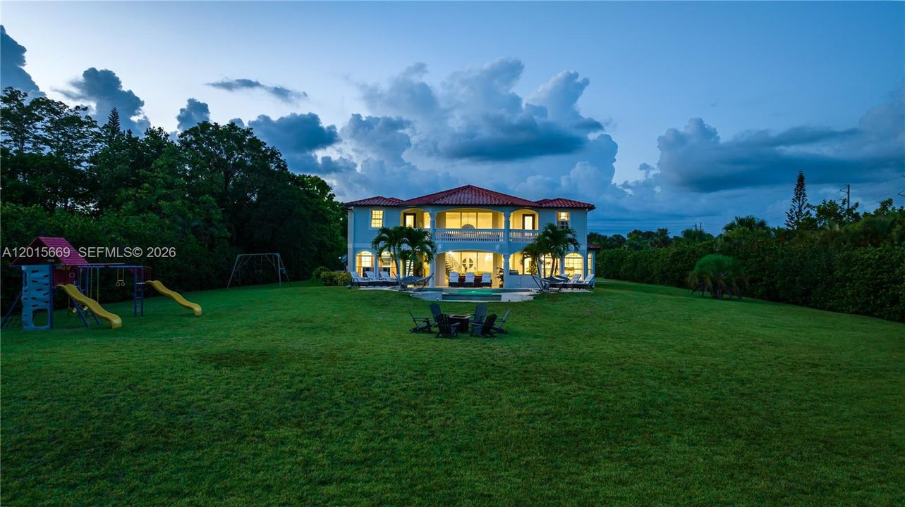 For Rent: $13,995 (9 beds, 5 baths, 4939 Square Feet)