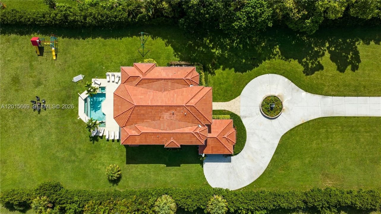 For Rent: $13,995 (9 beds, 5 baths, 4939 Square Feet)