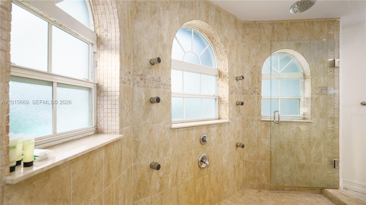 For Rent: $13,995 (9 beds, 5 baths, 4939 Square Feet)