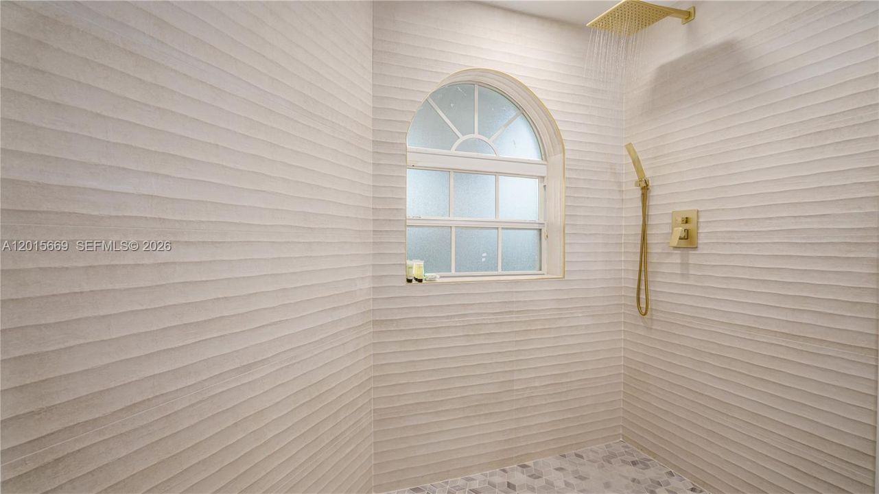 For Rent: $13,995 (9 beds, 5 baths, 4939 Square Feet)