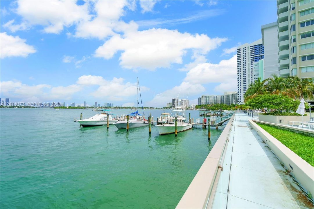 Active With Contract: $327,000 (1 beds, 1 baths, 837 Square Feet)