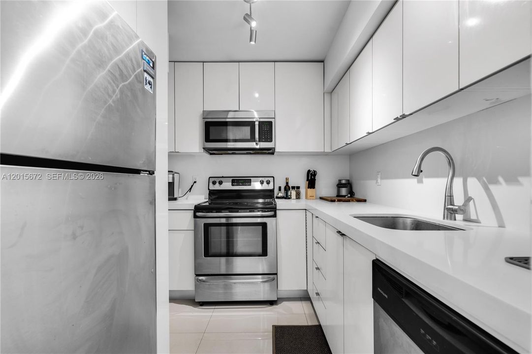 Active With Contract: $327,000 (1 beds, 1 baths, 837 Square Feet)