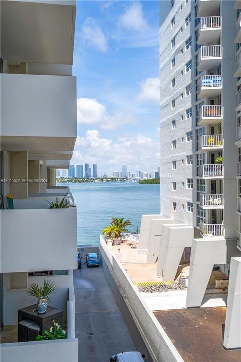 Active With Contract: $327,000 (1 beds, 1 baths, 837 Square Feet)