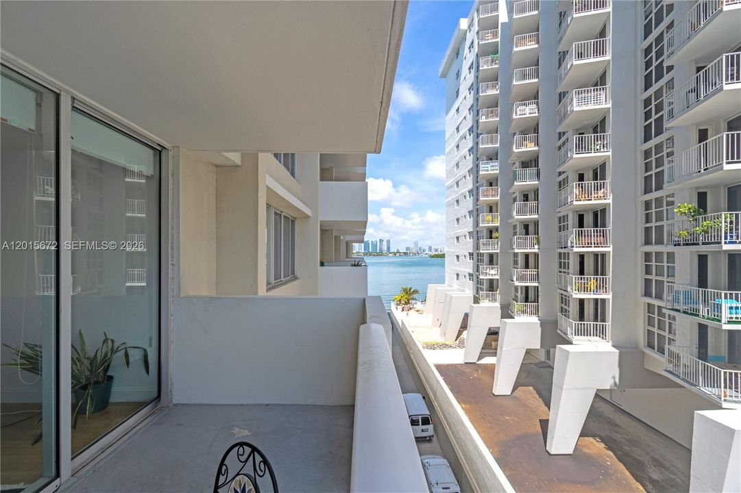 Active With Contract: $327,000 (1 beds, 1 baths, 837 Square Feet)