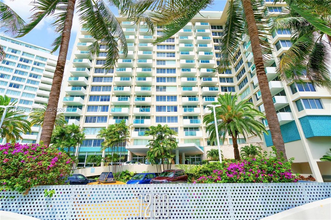 Active With Contract: $327,000 (1 beds, 1 baths, 837 Square Feet)