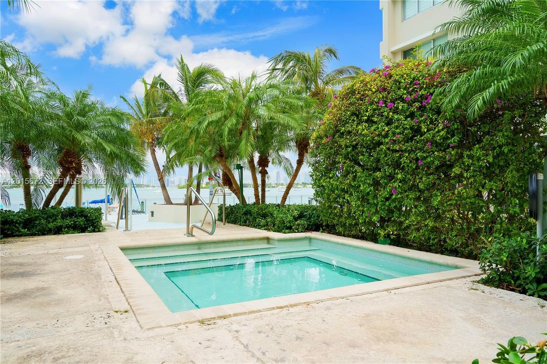 Active With Contract: $327,000 (1 beds, 1 baths, 837 Square Feet)
