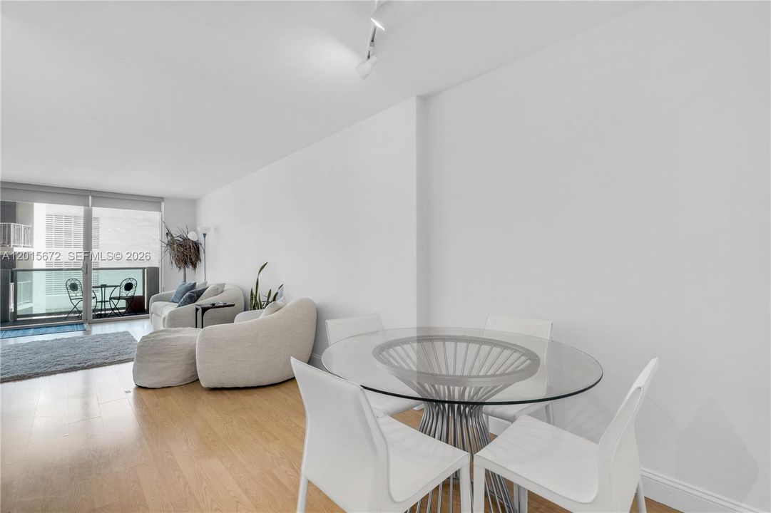 Active With Contract: $327,000 (1 beds, 1 baths, 837 Square Feet)