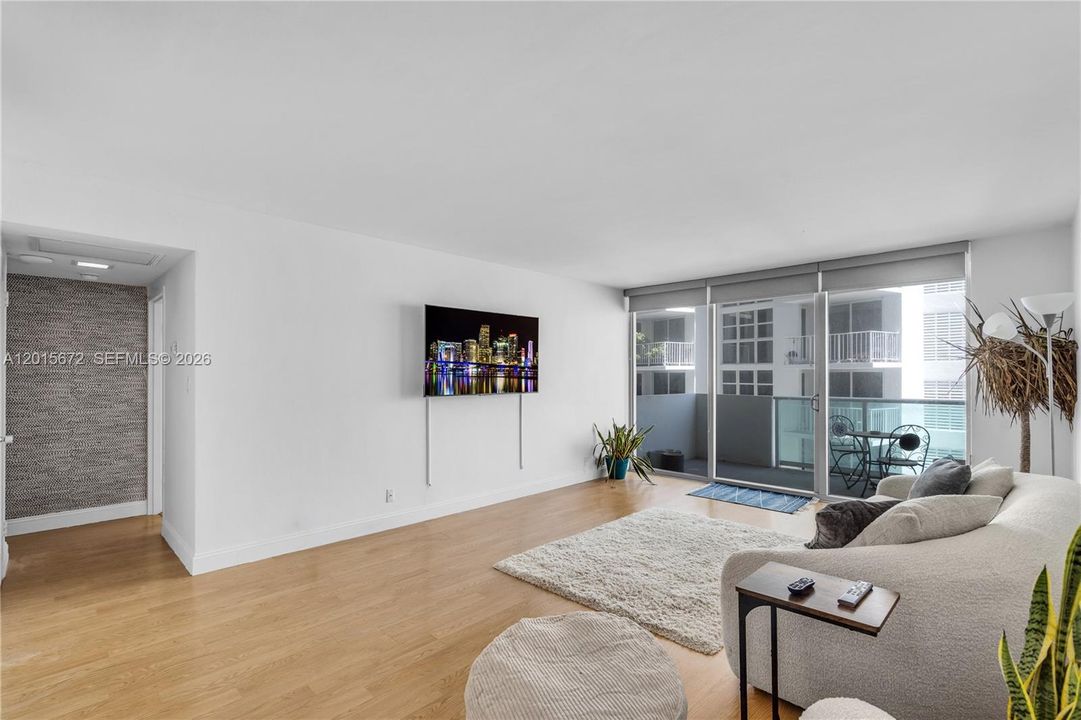 Active With Contract: $327,000 (1 beds, 1 baths, 837 Square Feet)