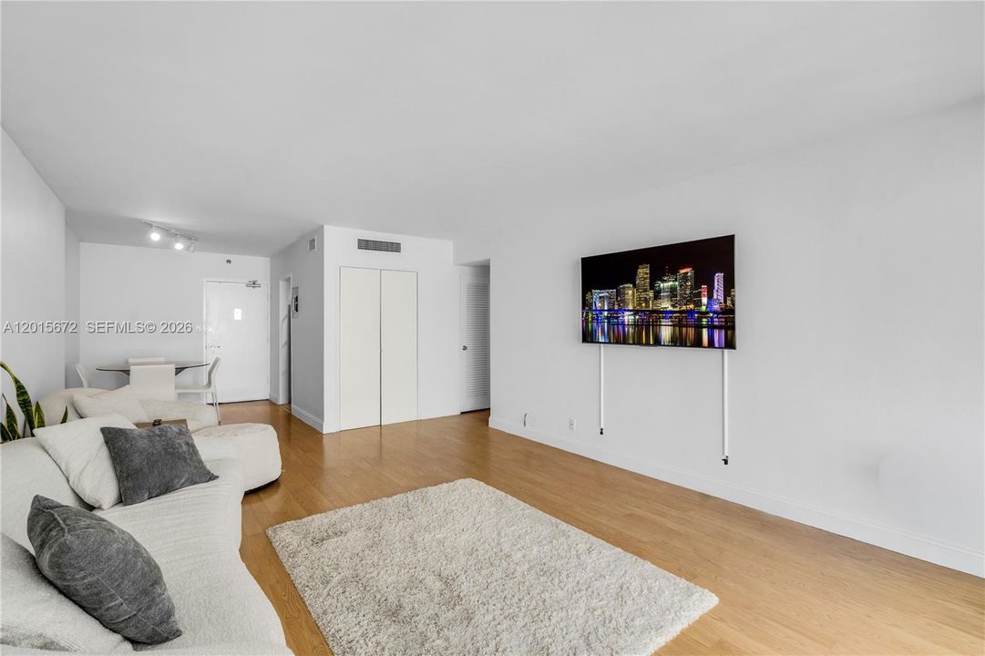 Active With Contract: $327,000 (1 beds, 1 baths, 837 Square Feet)