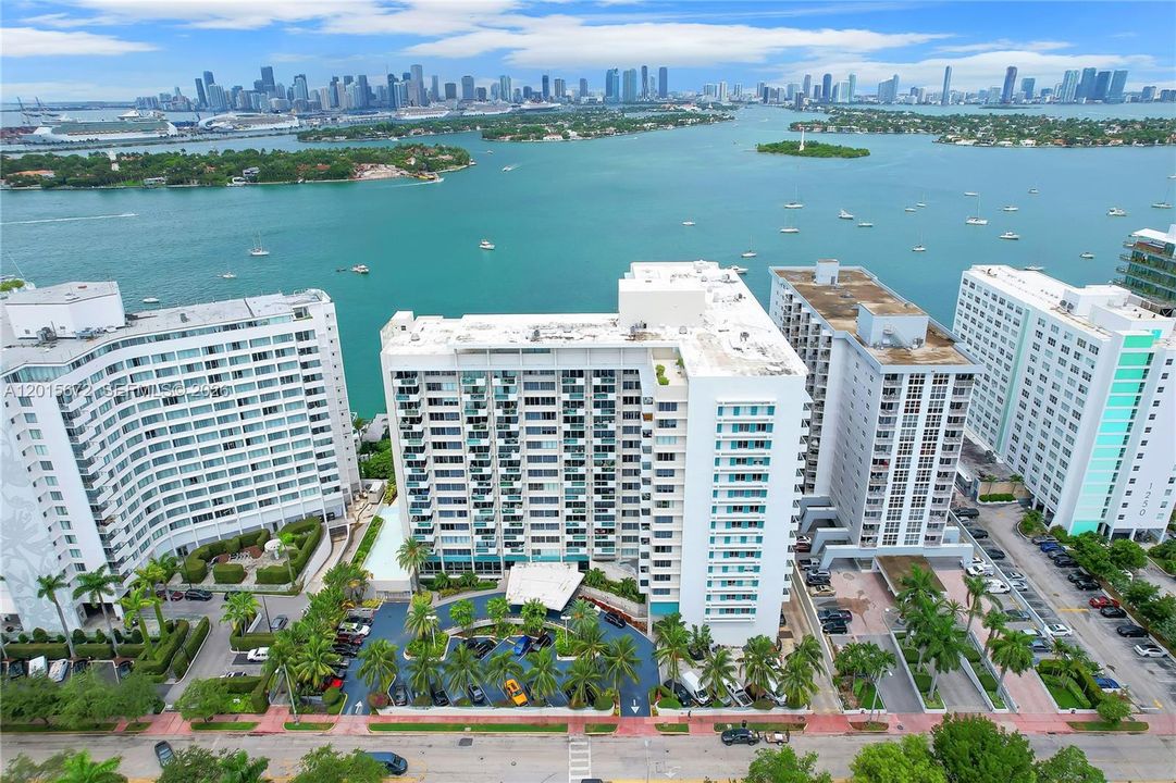 Active With Contract: $327,000 (1 beds, 1 baths, 837 Square Feet)