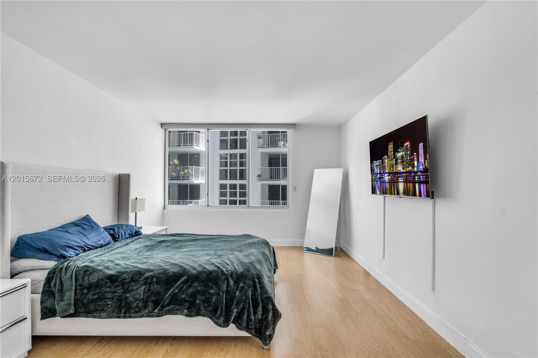 Active With Contract: $327,000 (1 beds, 1 baths, 837 Square Feet)