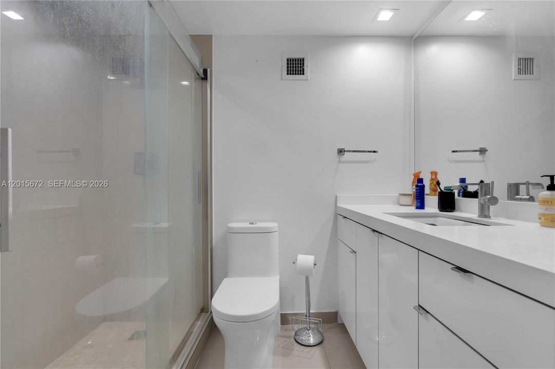 Active With Contract: $327,000 (1 beds, 1 baths, 837 Square Feet)